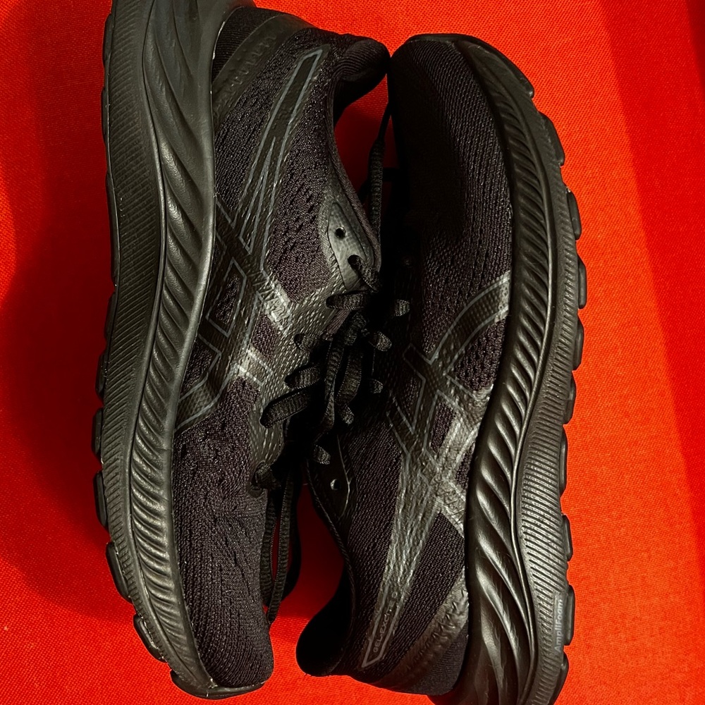 All black ASICS amplifoam running shoes